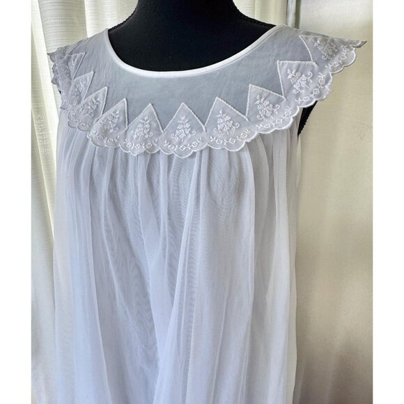 Vintage 60s slip on negligee, white, scoop scalloped neckline, sleeveless - Picture 2 of 9